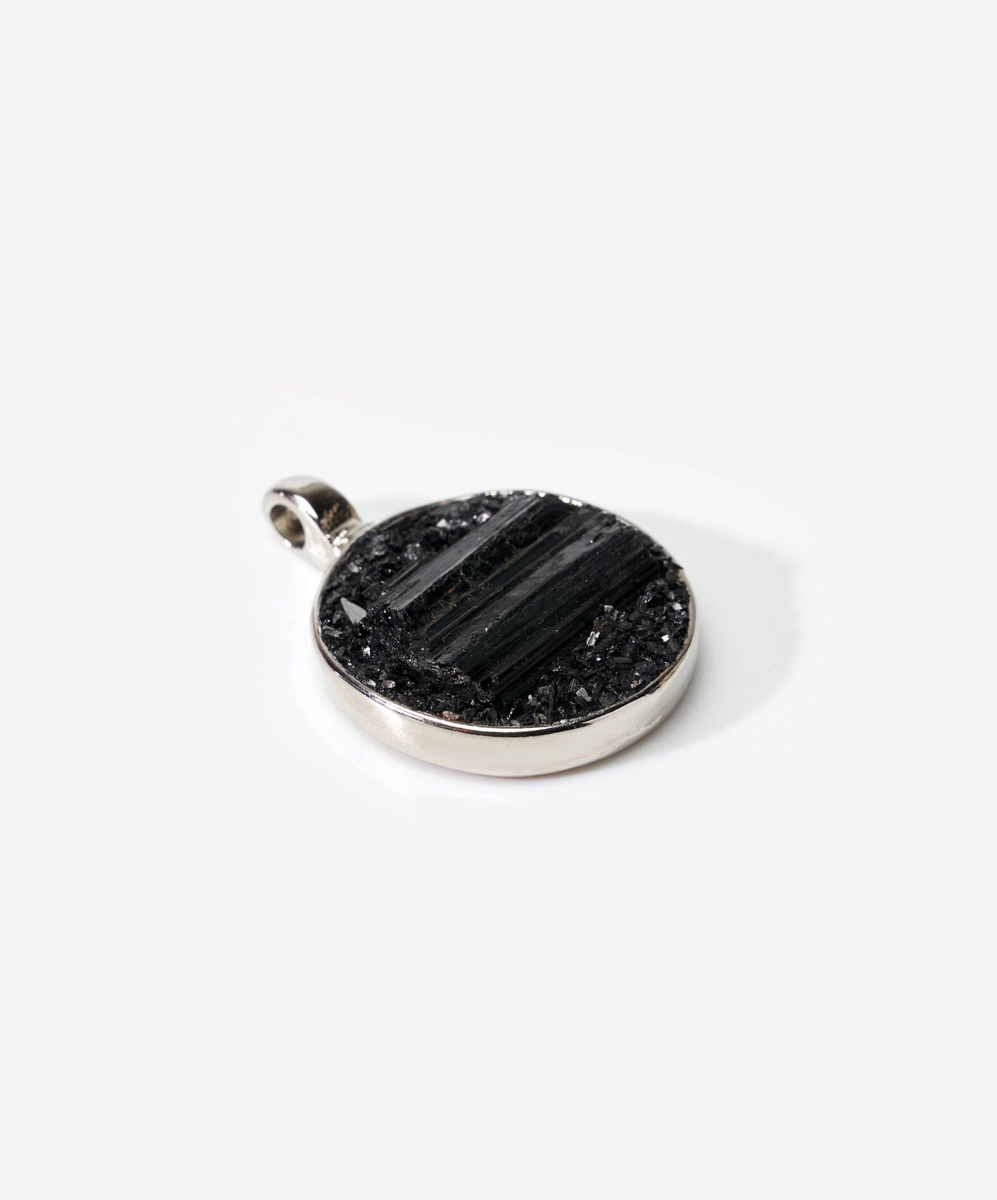 DIJE GEOMETRICO CIRCULO DE TURMALINA NEGRA