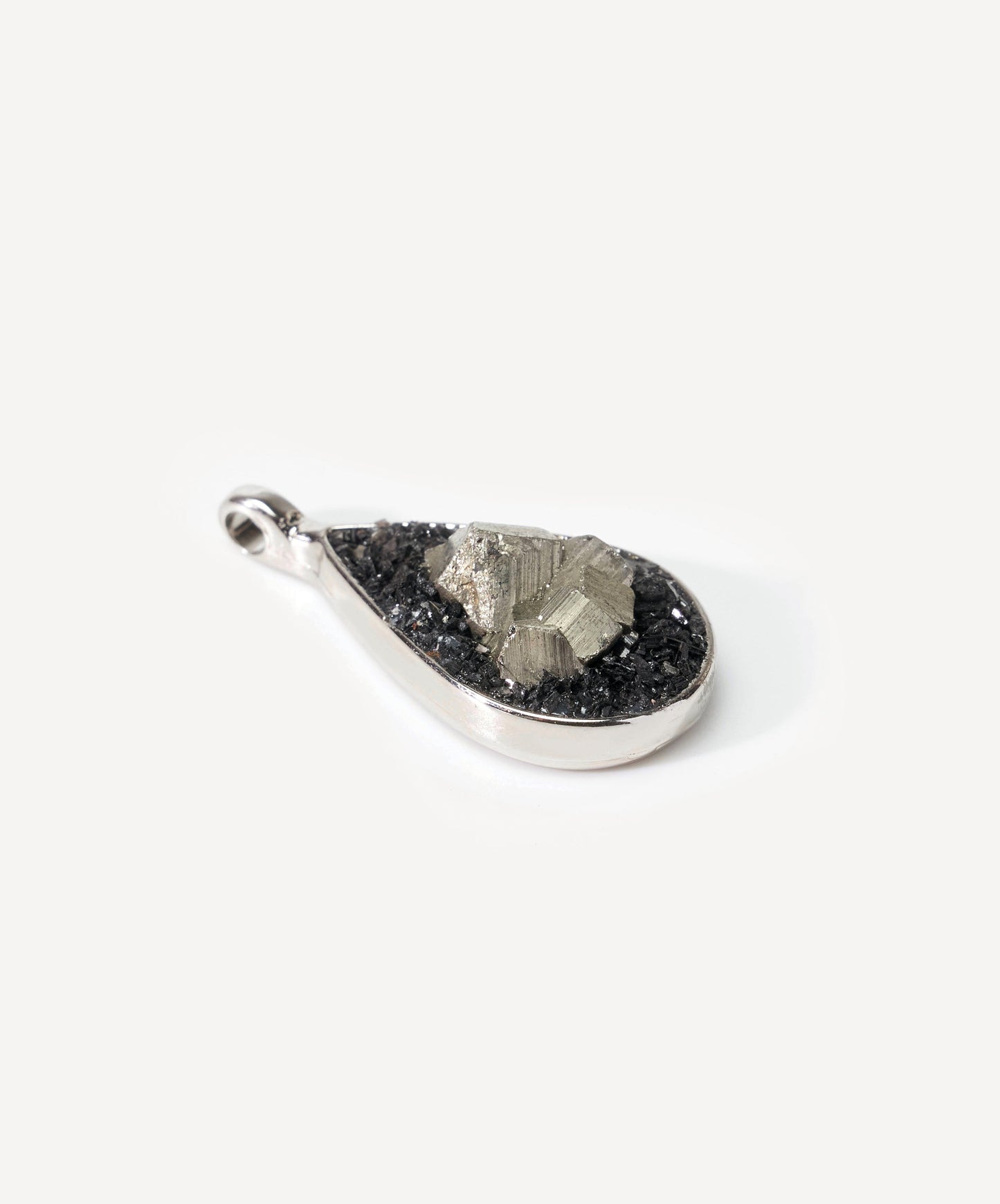 DIJE GEOMÉTRICO GOTA DE PIRITA CRISTALIZADA