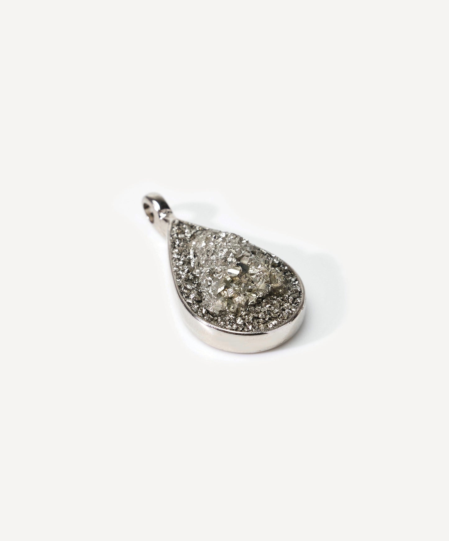 DIJE GEOMÉTRICO GOTA DE PIRITA CRISTALIZADA
