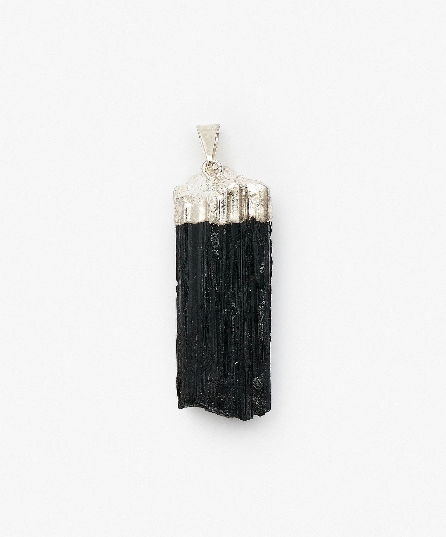 DIJE CON BAÑO DE PLATA TURMALINA NEGRA EN BRUTO