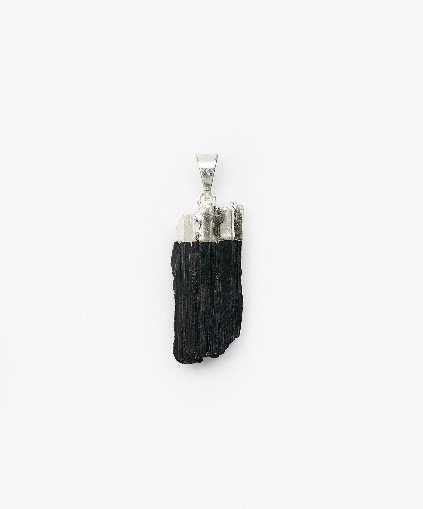 DIJE CON BAÑO DE PLATA TURMALINA NEGRA EN BRUTO