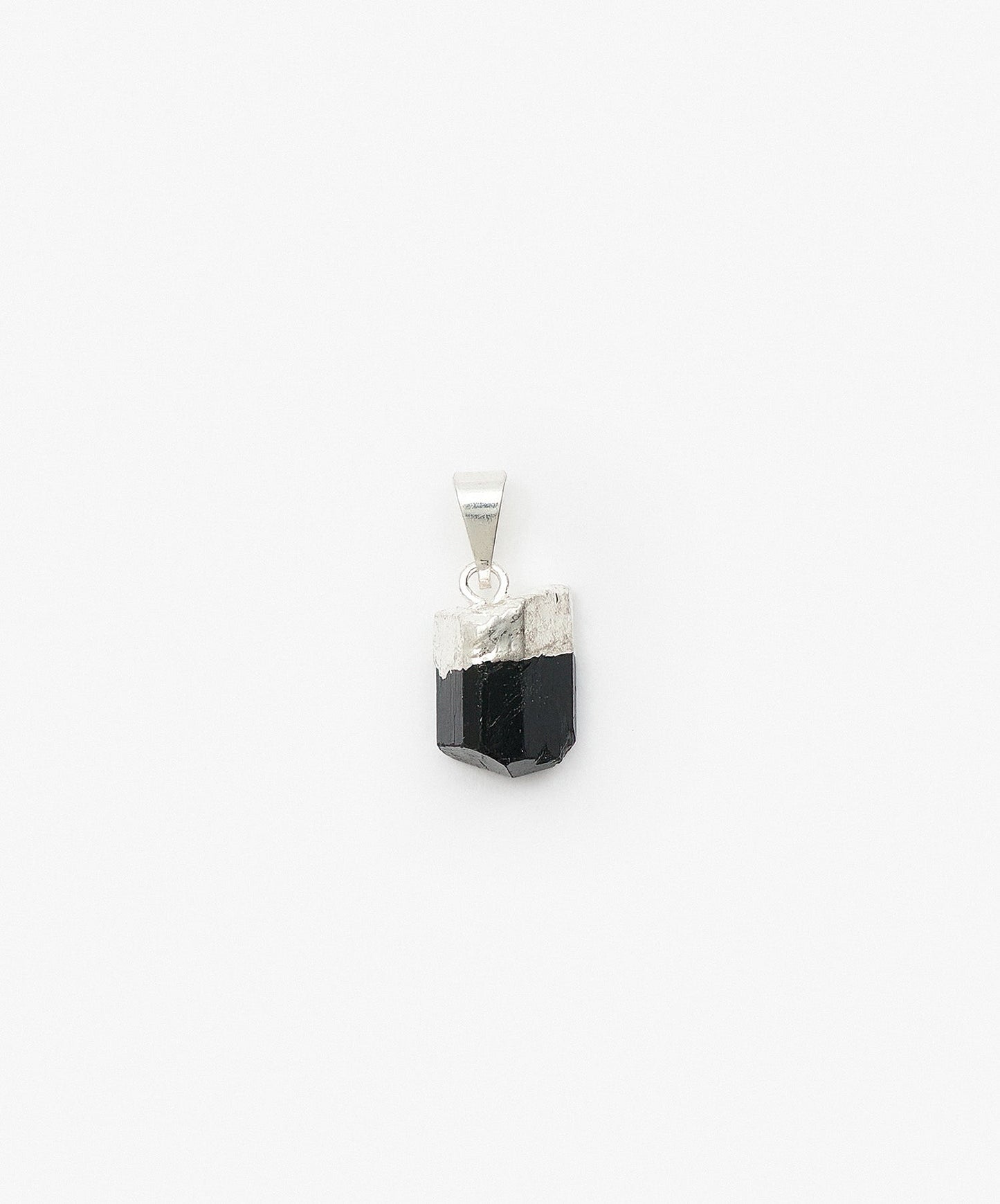 DIJE CON BAÑO DE PLATA PUNTA EN BRUTO DE TURMALINA NEGRA PUNTA NATURAL