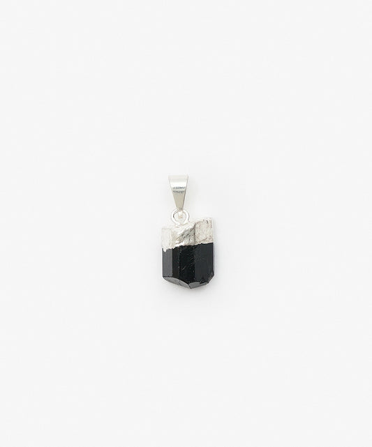 DIJE CON BAÑO DE PLATA PUNTA EN BRUTO DE TURMALINA NEGRA PUNTA NATURAL