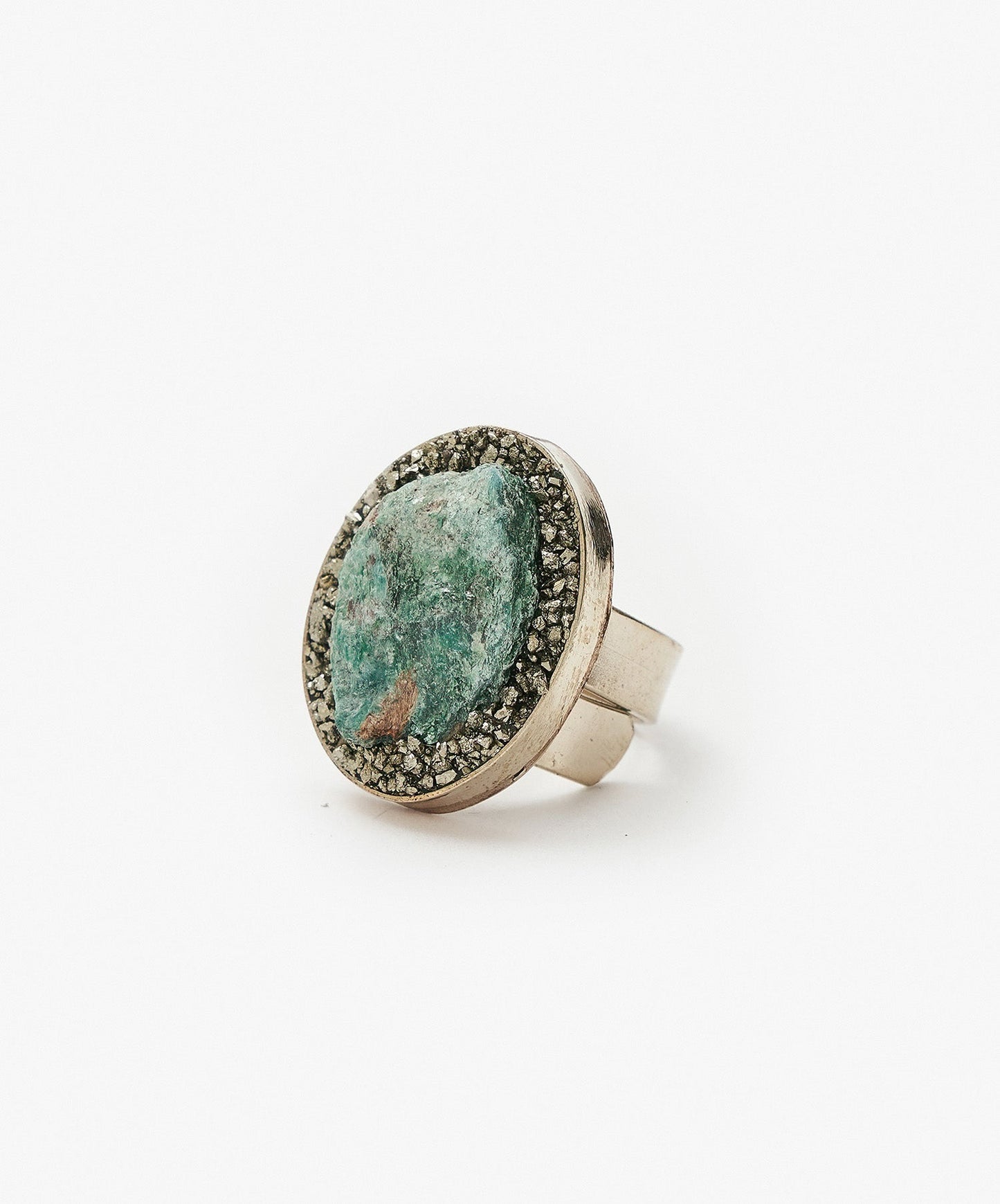 ANILLO GEOMETRICO OVALO DE FUCHSITA