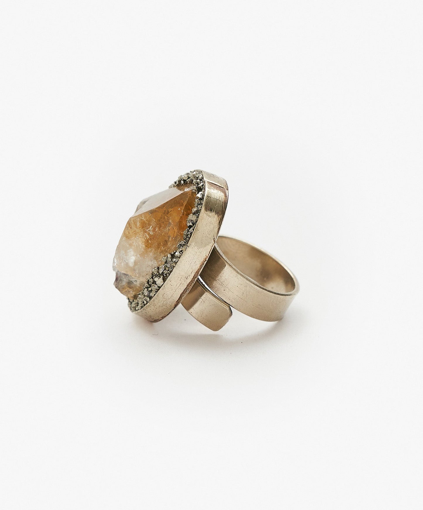 ANILLO GEOMETRICO OVALO DE PUNTA DE CITRINO