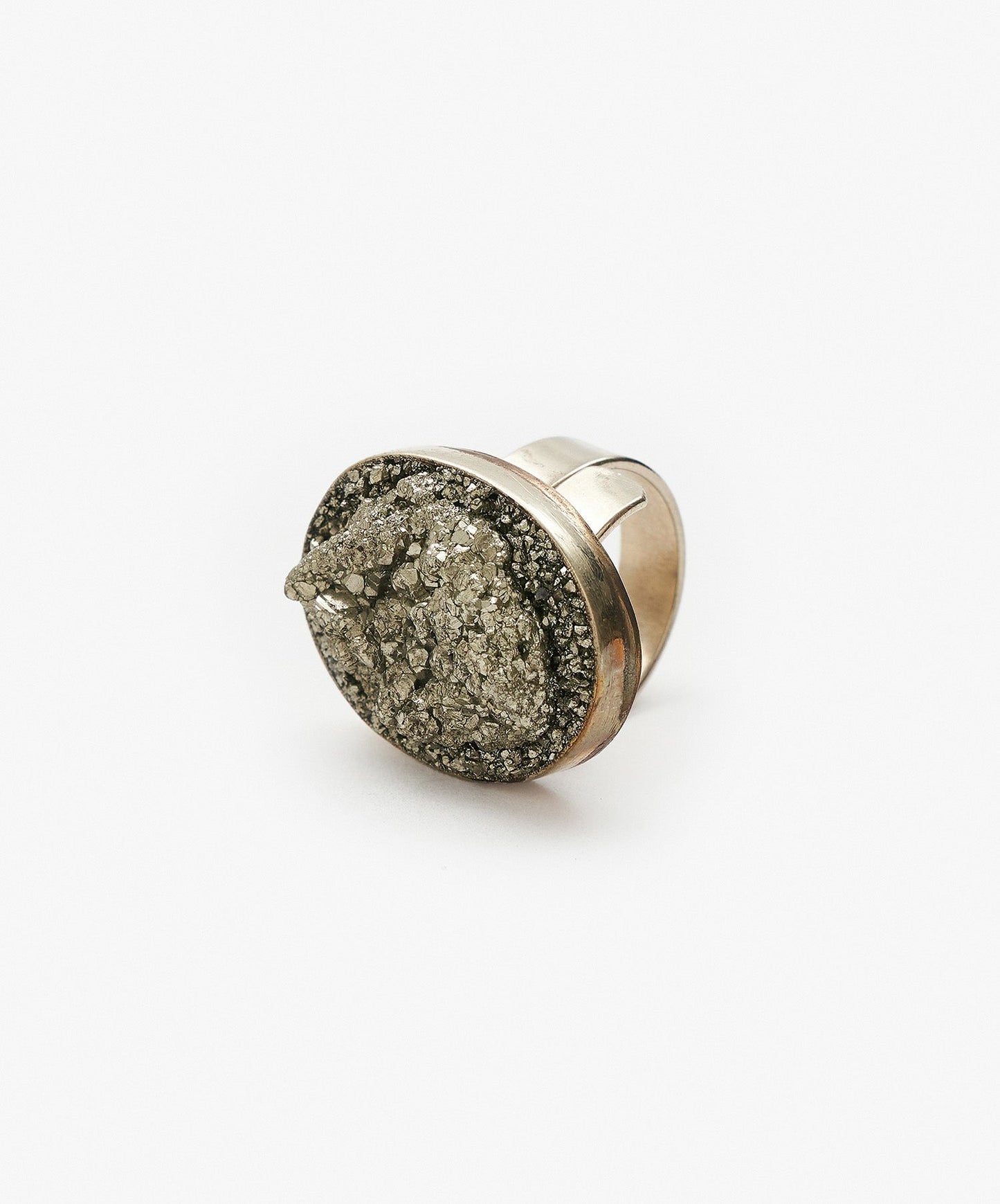 ANILLO GEOMETRICO OVALO DE PIRITA CRISTALIZADA